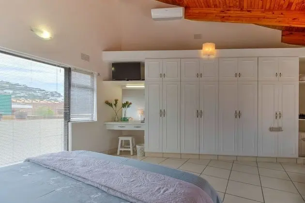 Honeymoon/Penthouse Suite