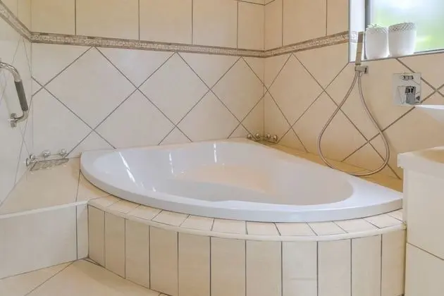 Honeymoon/Penthouse Suite