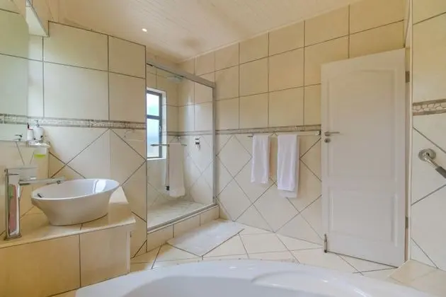 Honeymoon/Penthouse Suite