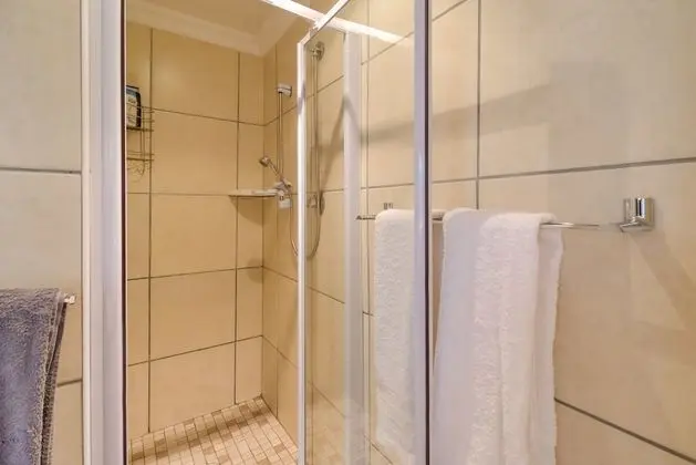 Queen Deluxe Suite