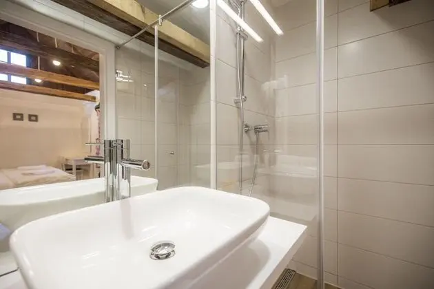 Deluxe Tek Büyük Yataklı Oda, Sauna, Üzüm Asması Manzaralı