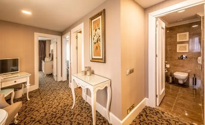 https://imagessl.etstur.com/files/images/hotelImages/CY/50233/l/Vuni-Palace-Hotel---Casino-Oda-270704.jpg