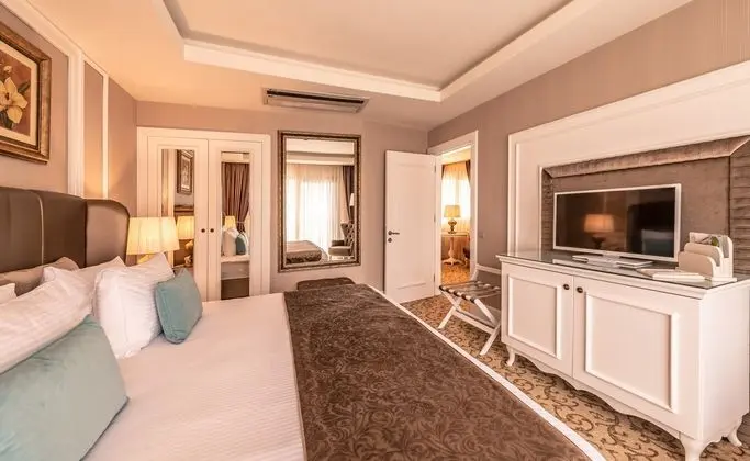 https://imagessl.etstur.com/files/images/hotelImages/CY/50233/l/Vuni-Palace-Hotel---Casino-Oda-270709.jpg