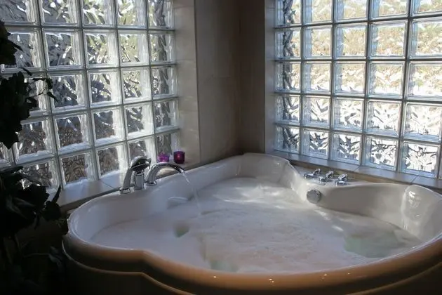 Luxury Apart Daire, 2 Yatak Odası, Sauna (Bed Linens Available for Extra Cost)