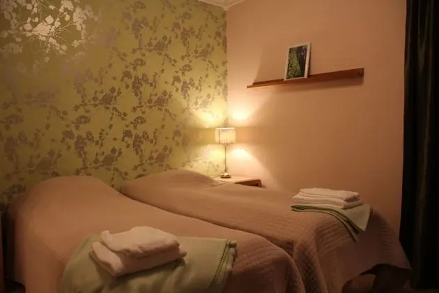 İki Ayrı Yataklı Oda, Ortak Banyo