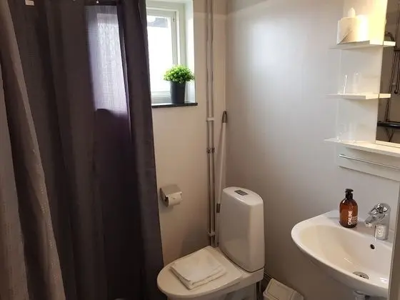 İki Ayrı Yataklı Oda, Ortak Banyo