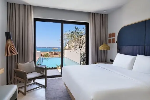 WOW Beachfront Infinity 1-bed Suite