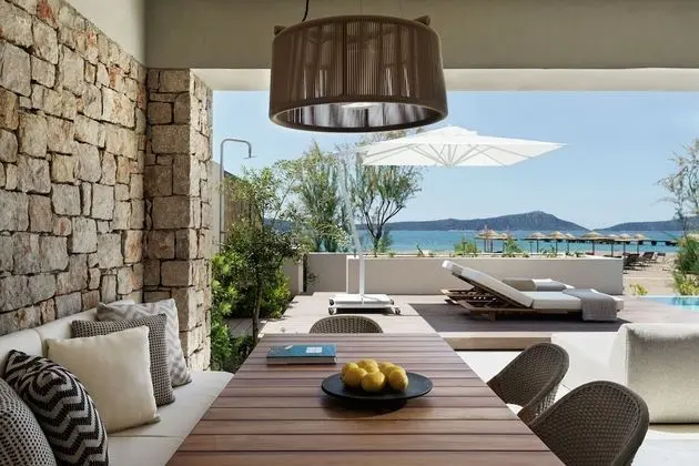 WOW Beachfront Infinity 1-bed Suite
