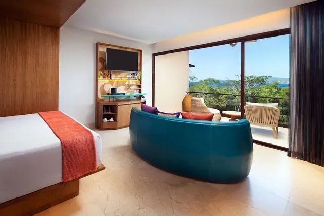 Fabulous Escape Room, 1 King Bed, Partial Ocean View