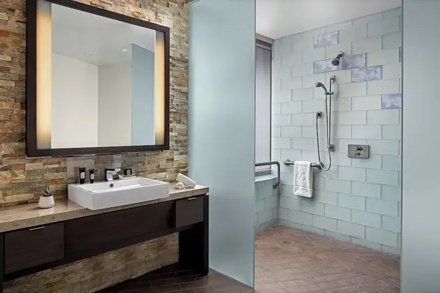 Süit, 1 En Büyük (King) Boy Yatak (Mobility/Hearing Access, Roll-In Shwr)