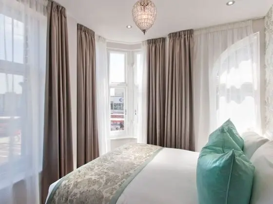Deluxe Tek Büyük Yataklı Oda (If extra bed required contact Hotel)
