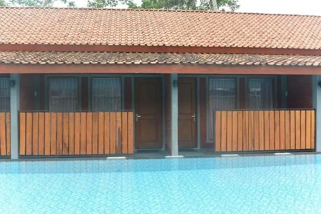 Deluxe Tek Büyük Yataklı Oda, Havuz Kenarı
