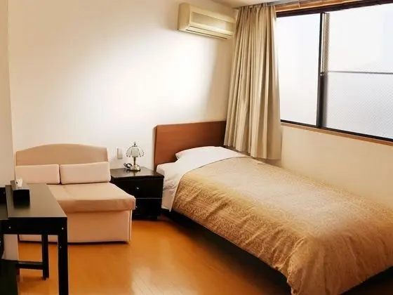 Tek Kişilik Oda, Sigara İçilmez (with a Sofa)