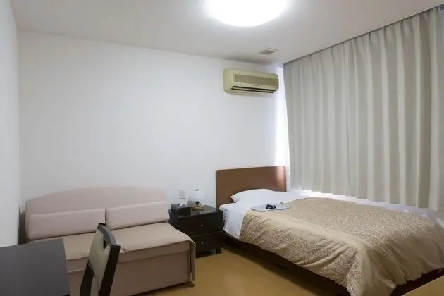 Tek Kişilik Oda, Sigara İçilmez (with a Sofa)