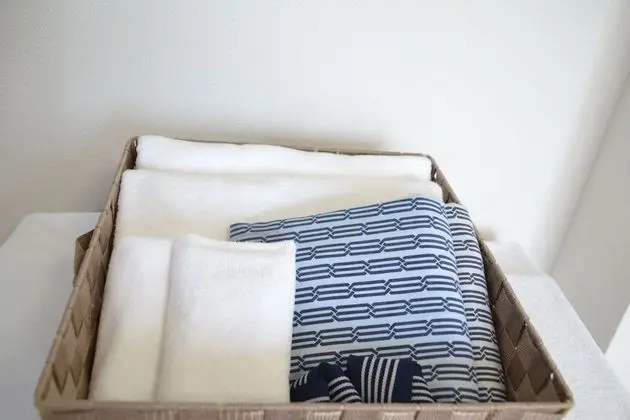 Tek Kişilik Oda, Sigara İçilmez (with a Sofa)