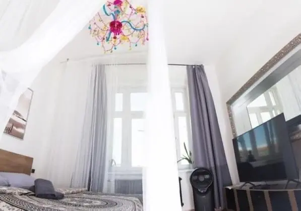 Tek Büyük Yataklı Oda, Ortak Banyo, Şehir Manzaralı