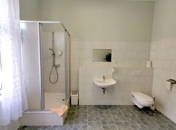 Tek Büyük Yataklı Oda, Ortak Banyo
