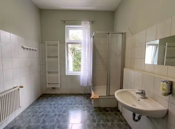 Tek Büyük Yataklı Oda, Ortak Banyo