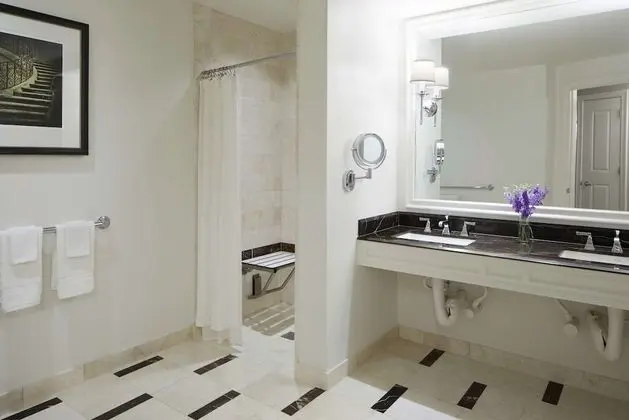 Superior Oda, 1 En Büyük (King) Boy Yatak, Engellilere Uygun, Köşe (Roll-In Shower)