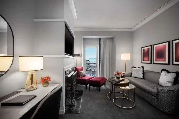 Süit, 1 En Büyük (King) Boy Yatak, Engellilere Uygun (One Bedroom Suite, Roll-In Shower)