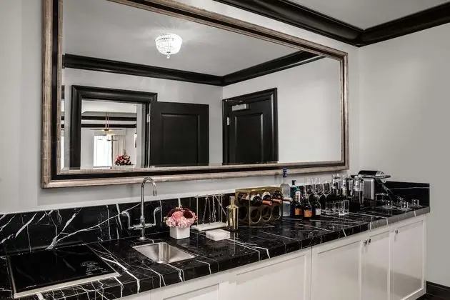 Süit, 1 En Büyük (King) Boy Yatak, Engellilere Uygun (One Bedroom Suite, Roll-In Shower)