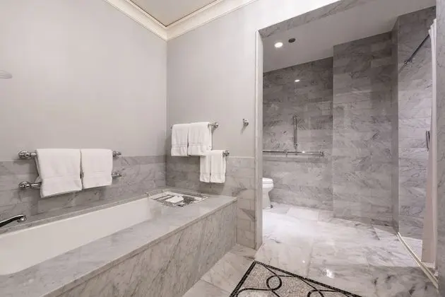 Süit, 1 En Büyük (King) Boy Yatak, Engellilere Uygun (One Bedroom Suite, Roll-In Shower)