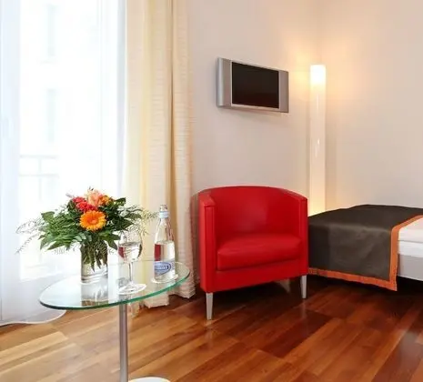 Quiet Comfort Single Room Courtyard Side