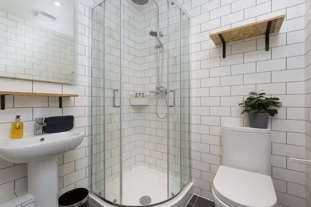 Tek Büyük veya İki Ayrı Yataklı Oda, Banyolu/Duşlu