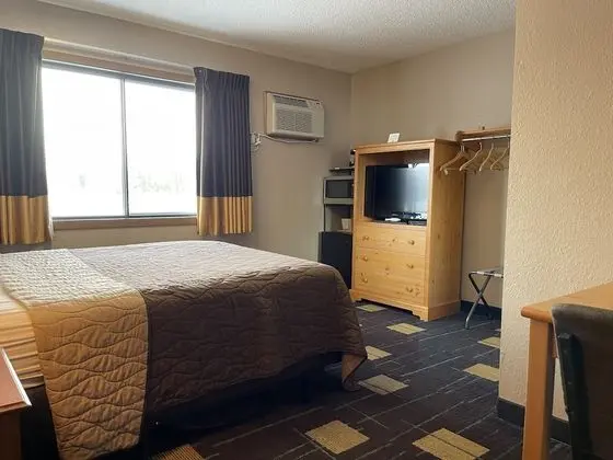 1 Queen Bed, Economy, Walk-in Shower, NO PETS, Non-Smoking