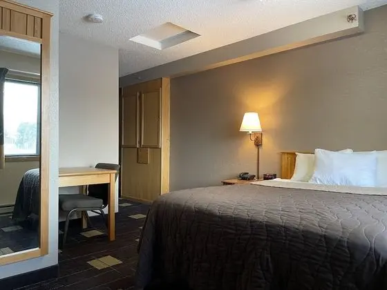 1 Queen Bed, Economy, Walk-in Shower, NO PETS, Non-Smoking