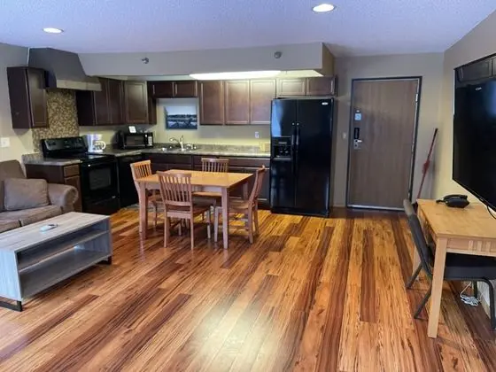 2 Queen Bed, 1 Queen Sofa, Apartment, Full Kitchen, NO PETS, Non-Smoking