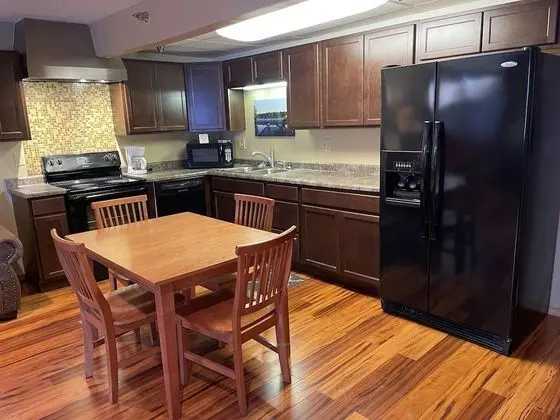 2 Queen Bed, 1 Queen Sofa, Apartment, Full Kitchen, NO PETS, Non-Smoking