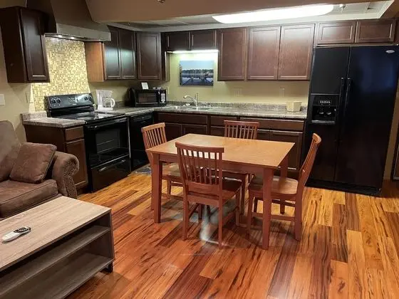 2 Queen Bed, 1 Queen Sofa, Apartment, Full Kitchen, NO PETS, Non-Smoking