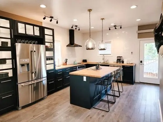 Black & Tan Mountain Town Apartment