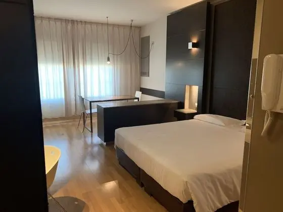 Büyük Yataklı Tek Kişilik Oda
