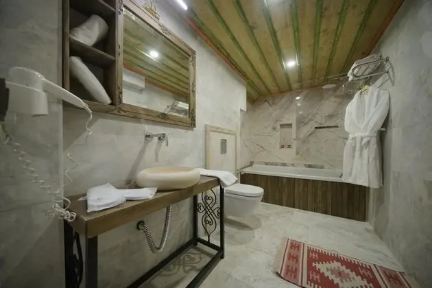 Deluxe Suite , Bahçe Manzaralı, Jakuzili (2 Kişilik)