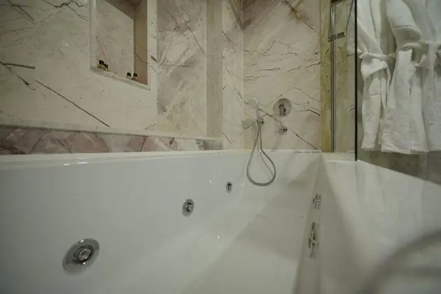 Deluxe Suite , Bahçe Manzaralı, Jakuzili (2 Kişilik)