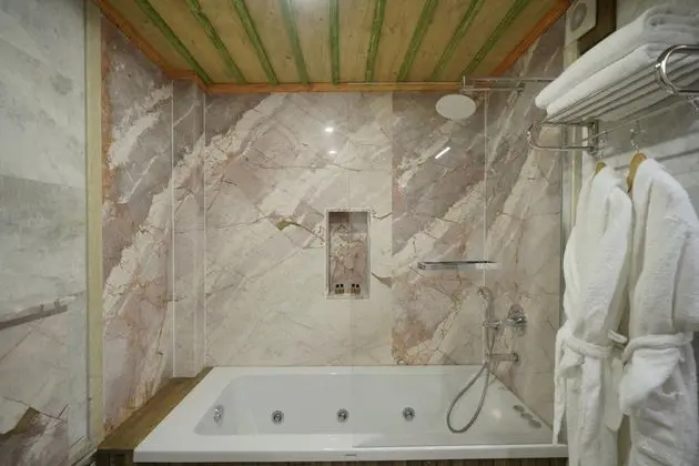 Deluxe Suite , Bahçe Manzaralı, Jakuzili (2 Kişilik)