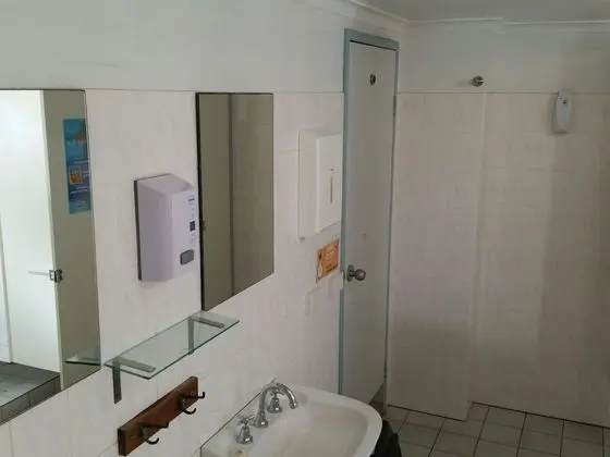 İki Ayrı Yataklı Oda, Ortak Banyo