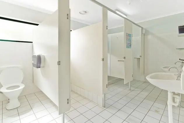 İki Ayrı Yataklı Oda, Ortak Banyo