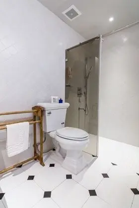 Üç Kişilik Oda, Sıcak Su Havuzu