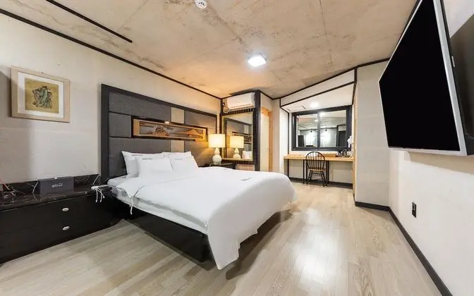 Oda (Drive Deluxe with Parking (Netflix Av)