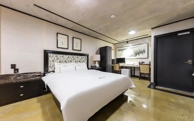 Oda (Drive Deluxe with Parking (Netflix Av)