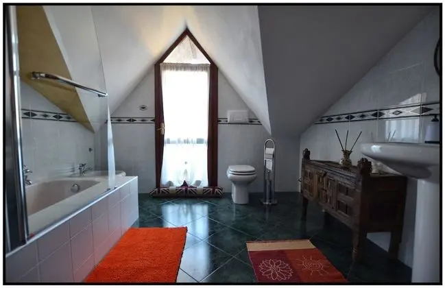 Tek Büyük Yataklı Oda, Ortak Banyo