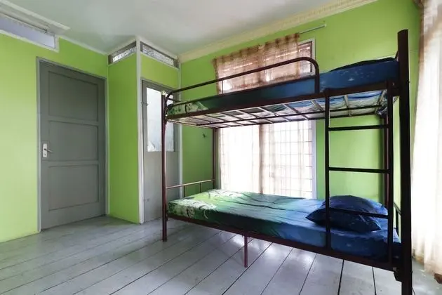 Dormitory Fan, Shared Bathroom