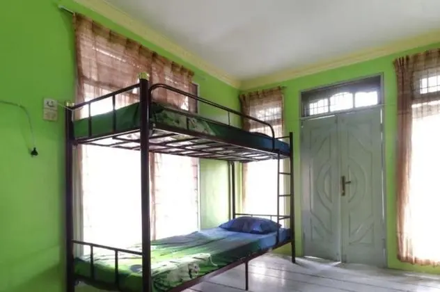 Dormitory Fan, Shared Bathroom