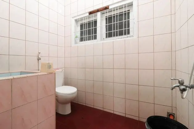 Dormitory Fan, Shared Bathroom