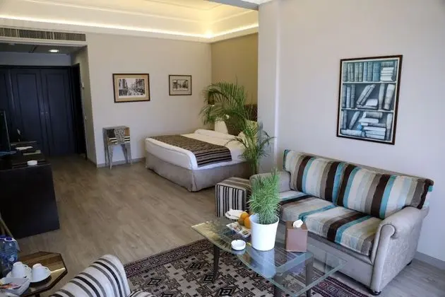 Junior Süit, 1 En Büyük (King) Boy Yatak, Kısmi Deniz Manzaralı