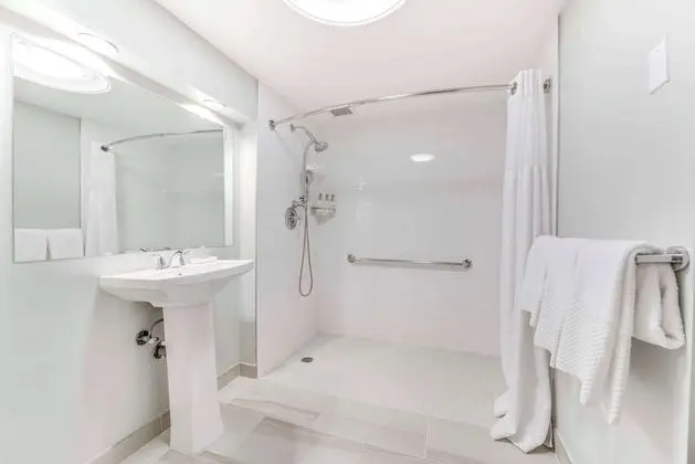 Oda, 2 Çift Kişilik Yatak, Engellilere Uygun (Roll-In Shower)