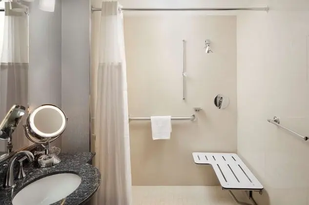 Oda, 1 En Büyük (King) Boy Yatak, Engellilere Uygun (Mobility & Hearing, Roll-In Shower)